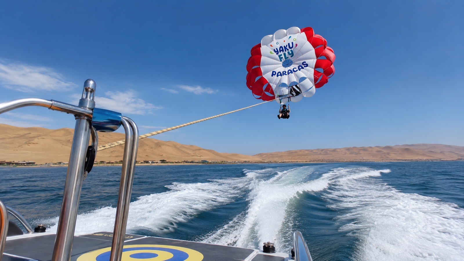Vuelo tándem de parasailing sobre aguas turquesas
