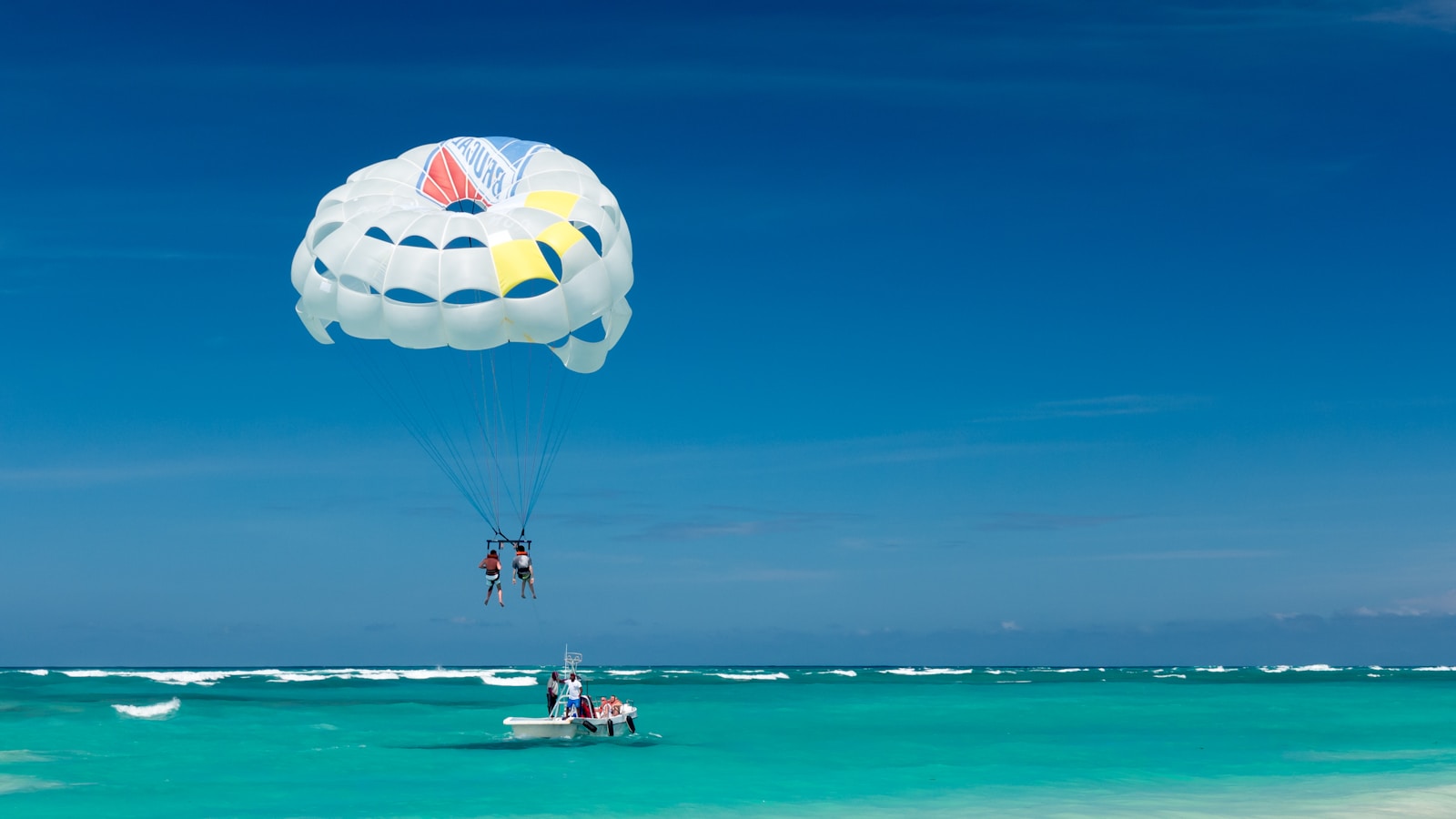 Parasailing en tándem sobre la turquesa Bahía de Paracas